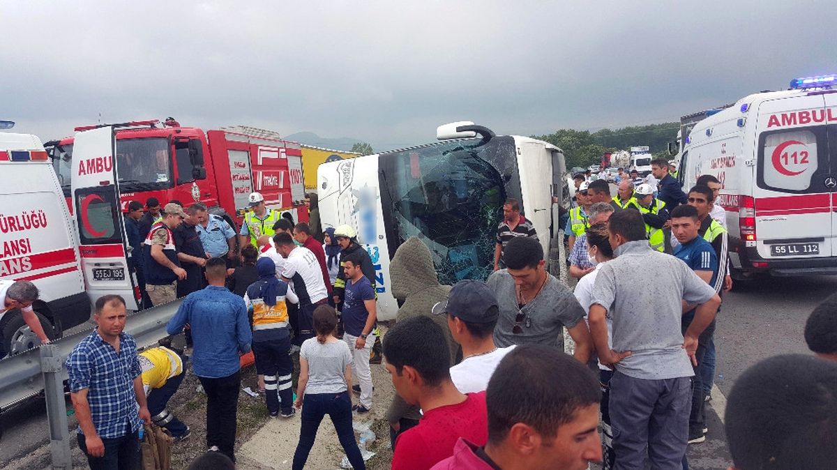 Samsun\'da Acemi Erleri Taşıyan Otobüs Devrildi