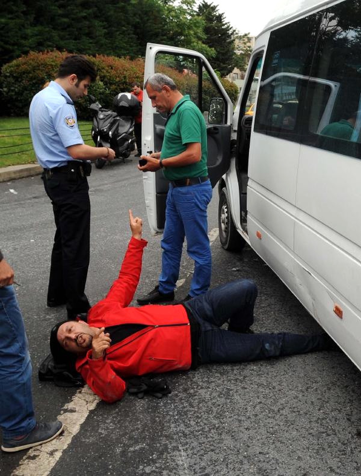 Şişli\'de Şerit Değiştiren Minibüs, Motosiklete Çarptı