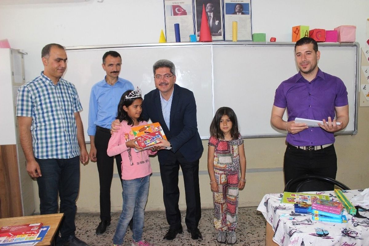 Siverek\'te Suriyeli Öğrencilerin Karne Sevinci