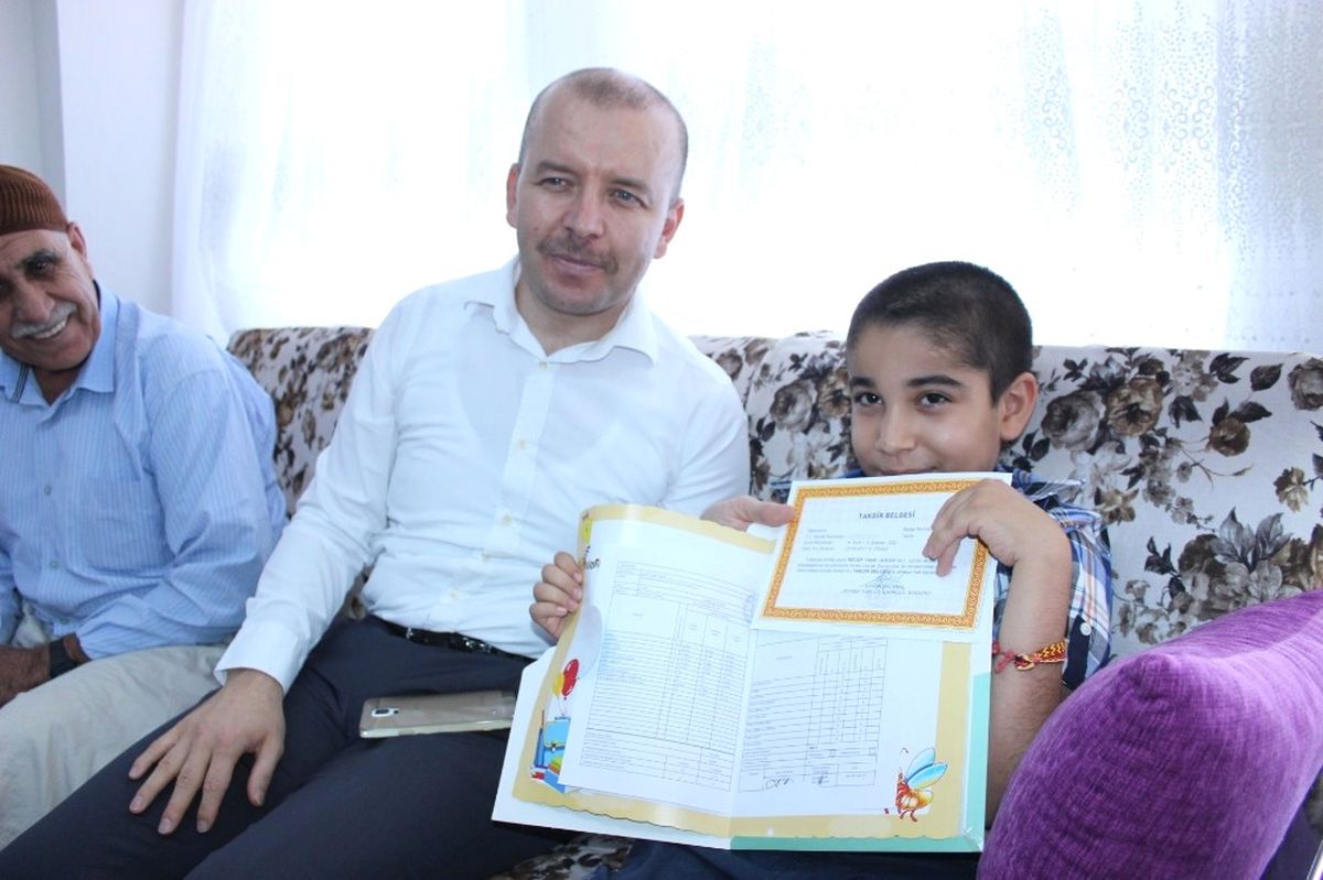 Sma Hastası Öğrenci Karnesini Evinde Aldı