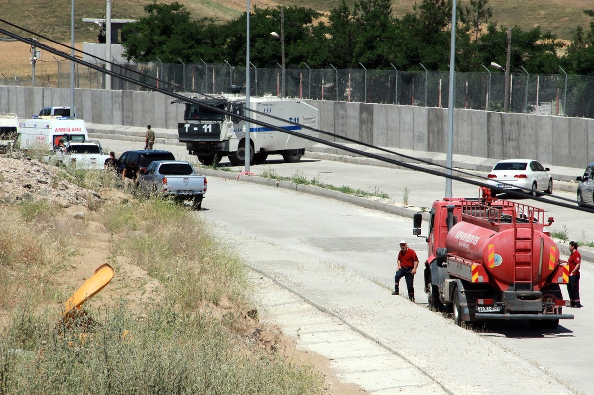 Teröristler Öğretmeni Öldürdükten Sonra Karakola Saldırdı
