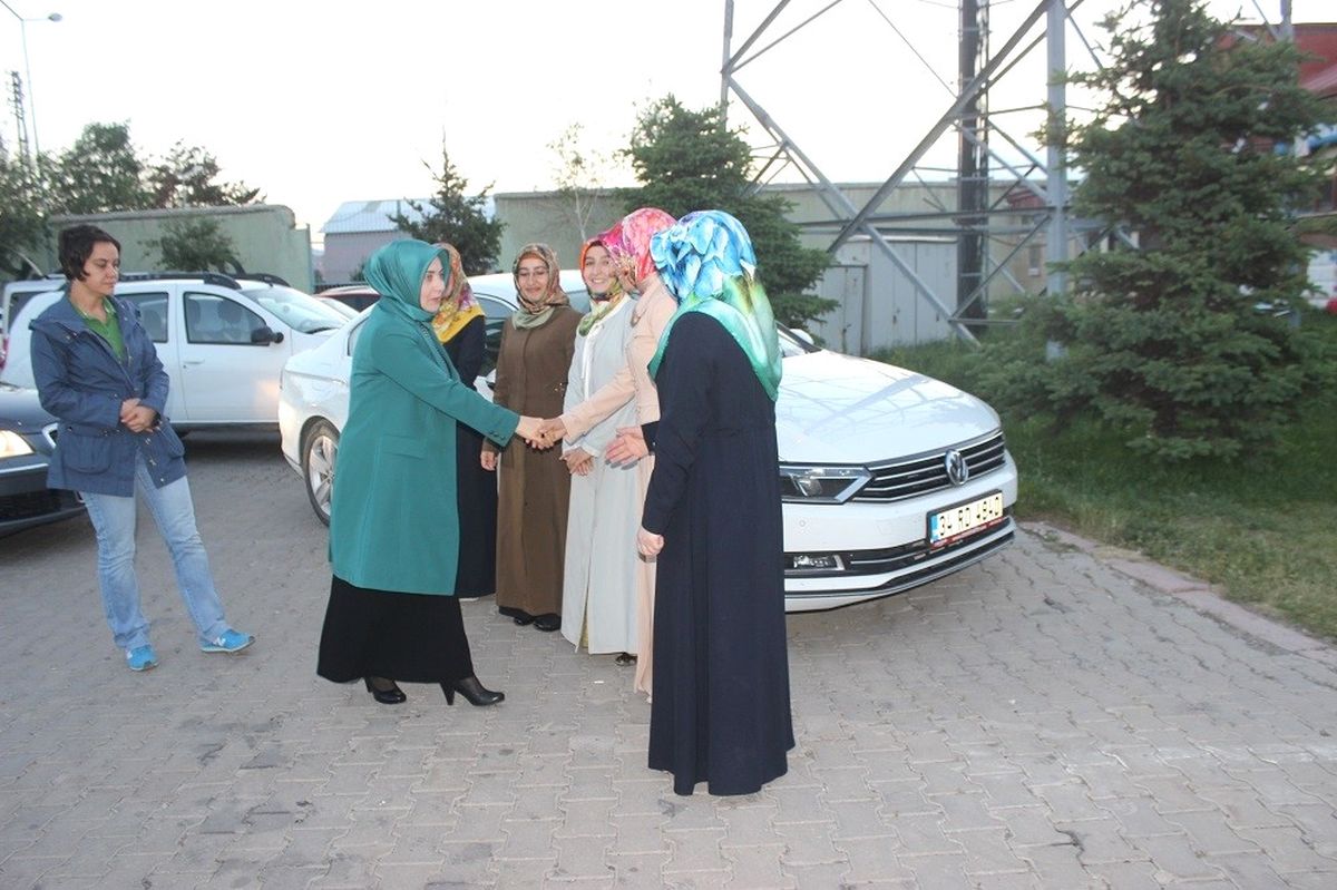 Tuba Işın Kur\'an Kursu Öğrencileri ile İftar Yaptı