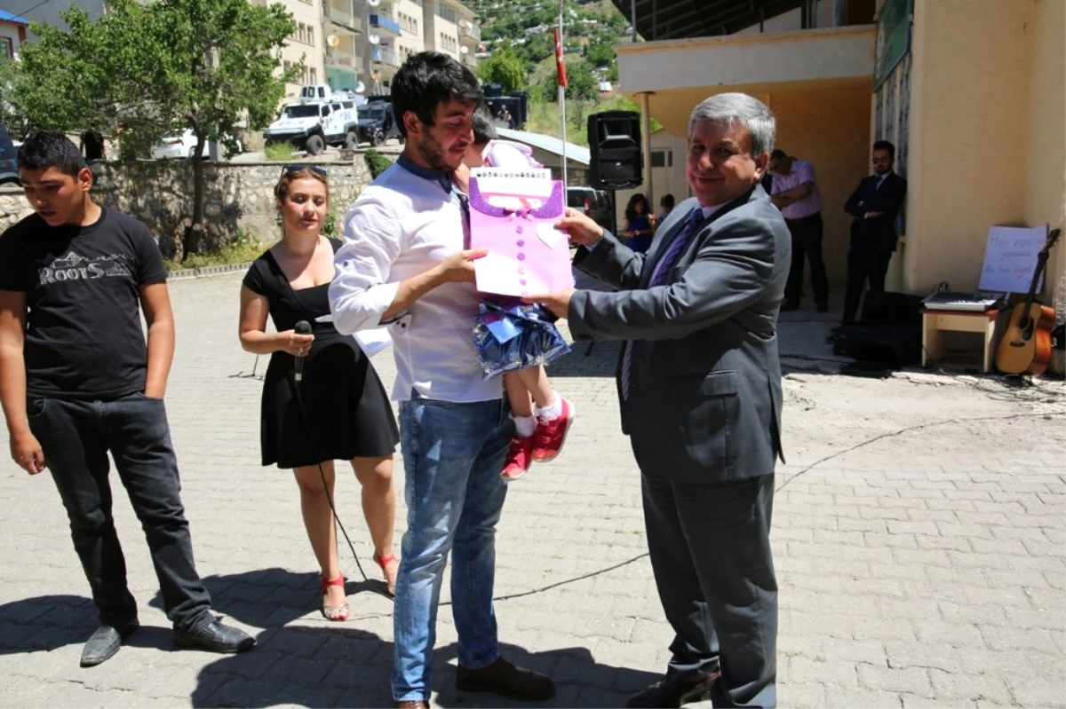 Tunceli\'de 9 Bin 836 Öğrenci Karne Aldı