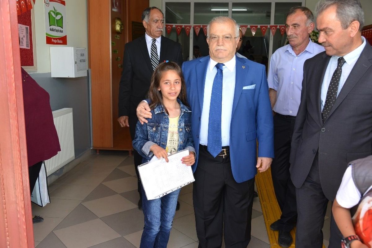 Vali Necati Şentürk, Karne Sevincine Ortak Oldu