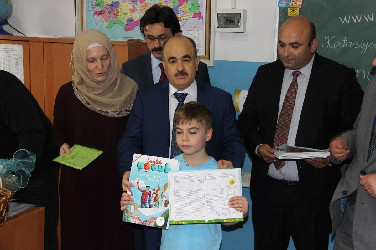 Vali Zülkif Dağlı\'dan Karnelerini Aldılar
