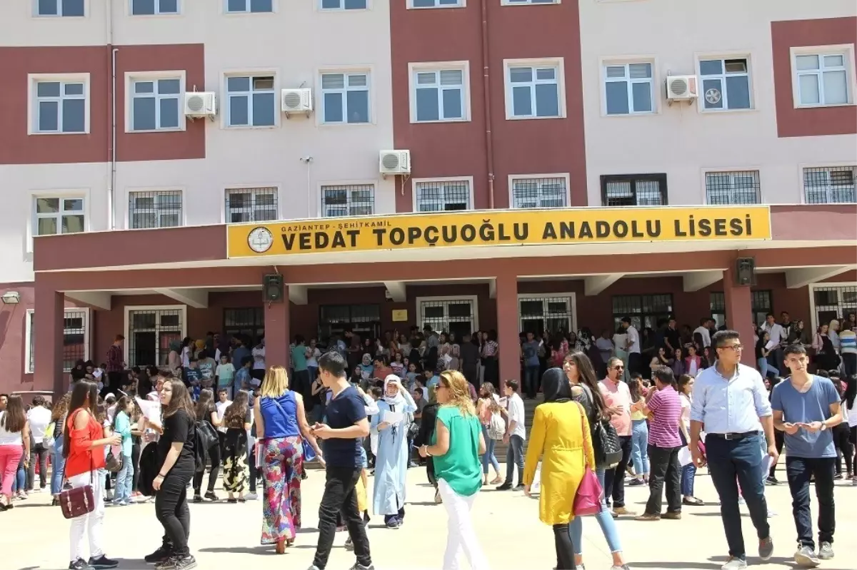 Vedat Topçuoğlu Anadolu Lisesinde Karne Coşkusu