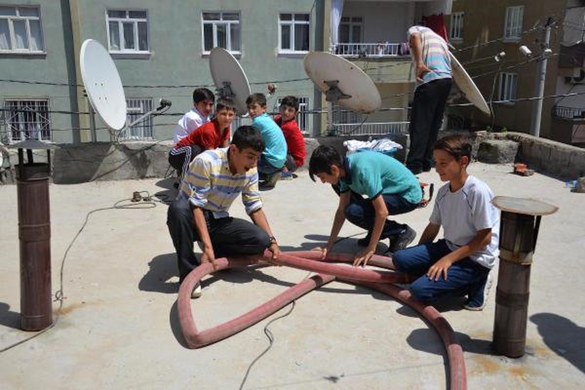 Yangına Müdahale Eden İtfaye Ekibine Çocuklar da Yardım Etti