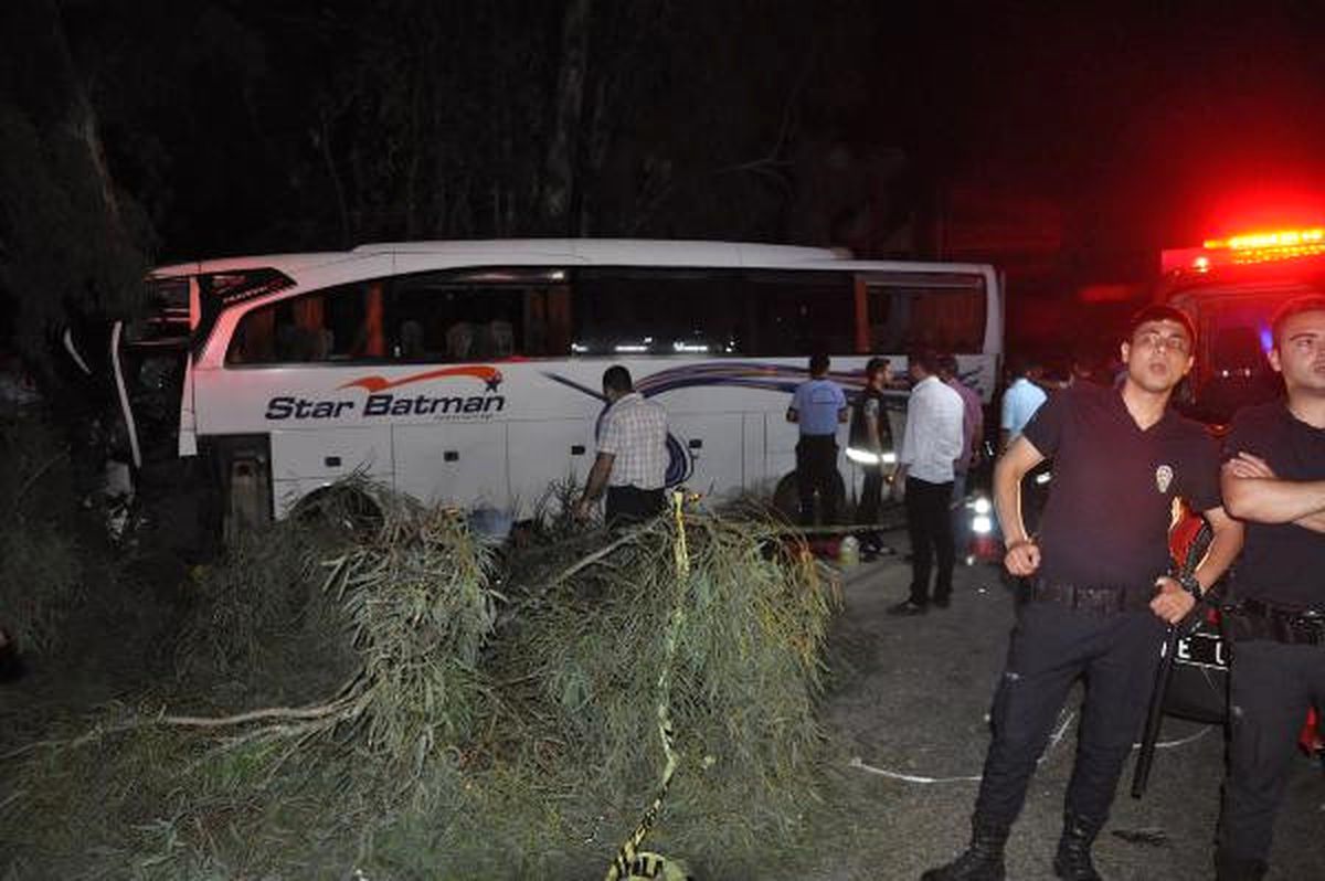 Yolcu Otobüsü ile Kamyon Çarpıştı: 1 Ölü, 20 Yaralı