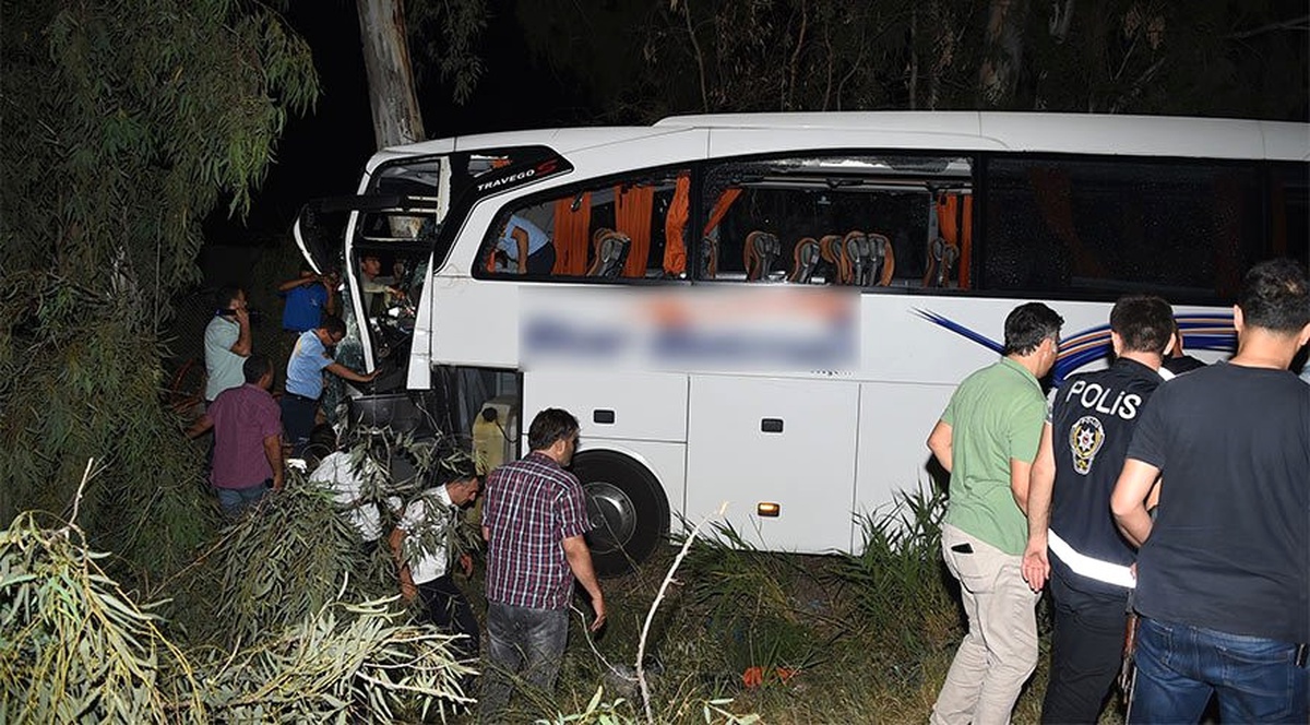 Yolcu Otobüsü ile Kamyon Çarpıştı: 1 Ölü, 20 Yaralı