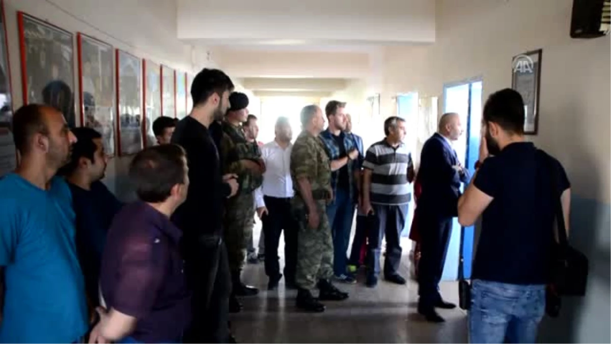 Yüksekova\'da Asker ve Polis Karne Dağıttı
