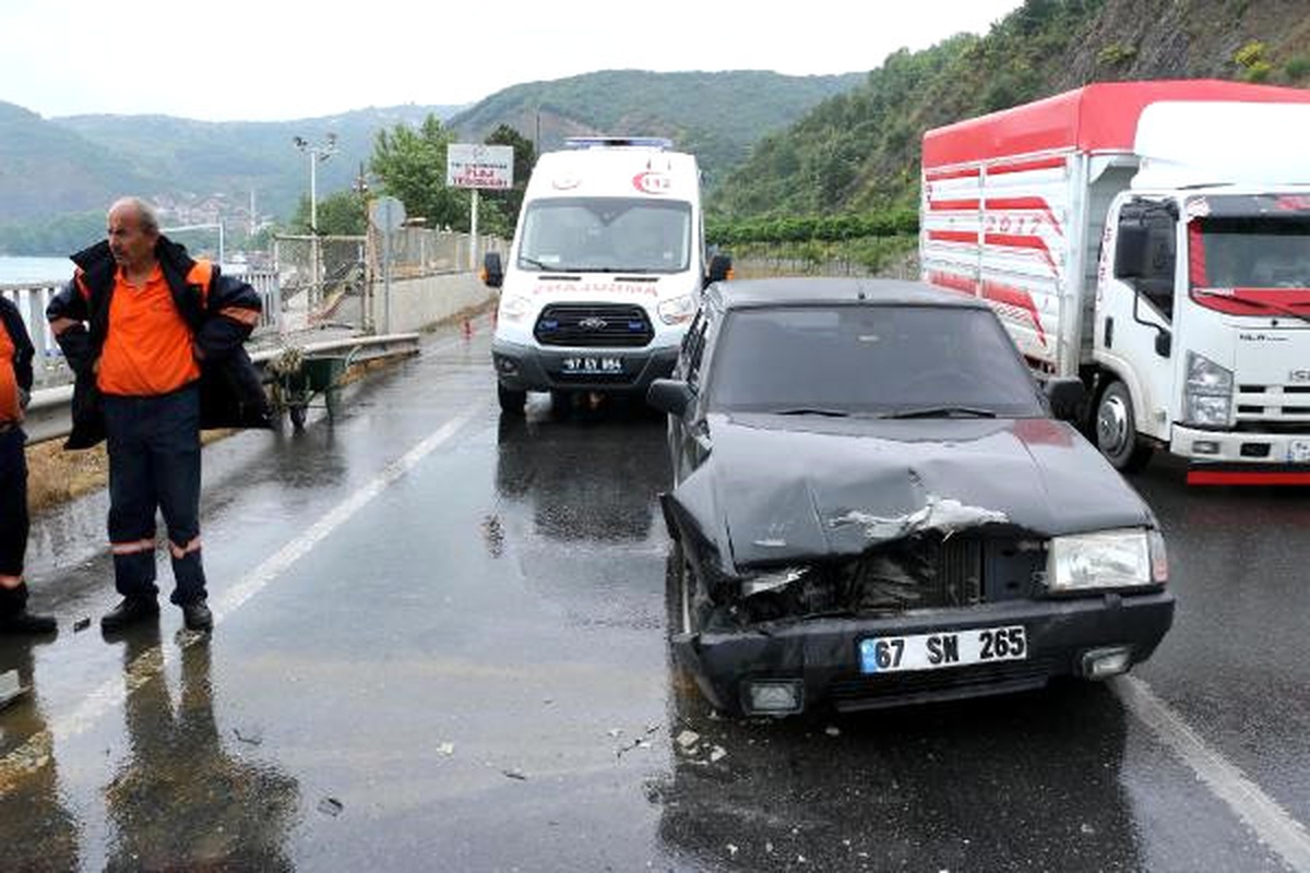 Zonguldak\'ta İki Otomobil Çarpıştı: 1 Yaralı