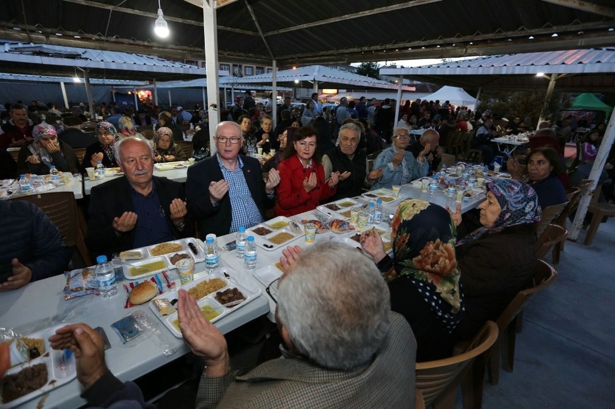 5 Bin Kişi Yenikent\'teki İftarda Bir Araya Geldi