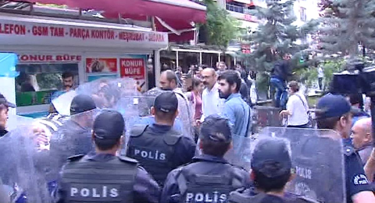 Ankara\'da izinsiz Eyleme Polis Müdahalesi
