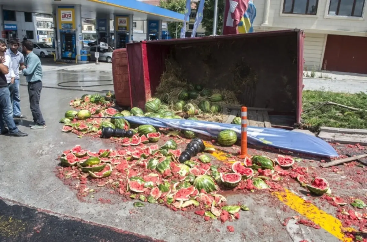 Ankara\'da Karpuz Yüklü Kamyonet Devrildi