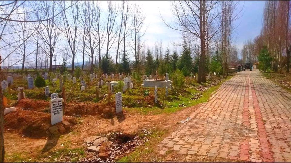 Aslanapa İlçe Mezarlığında Temizlik ve Yol Onarım Çalışmaları