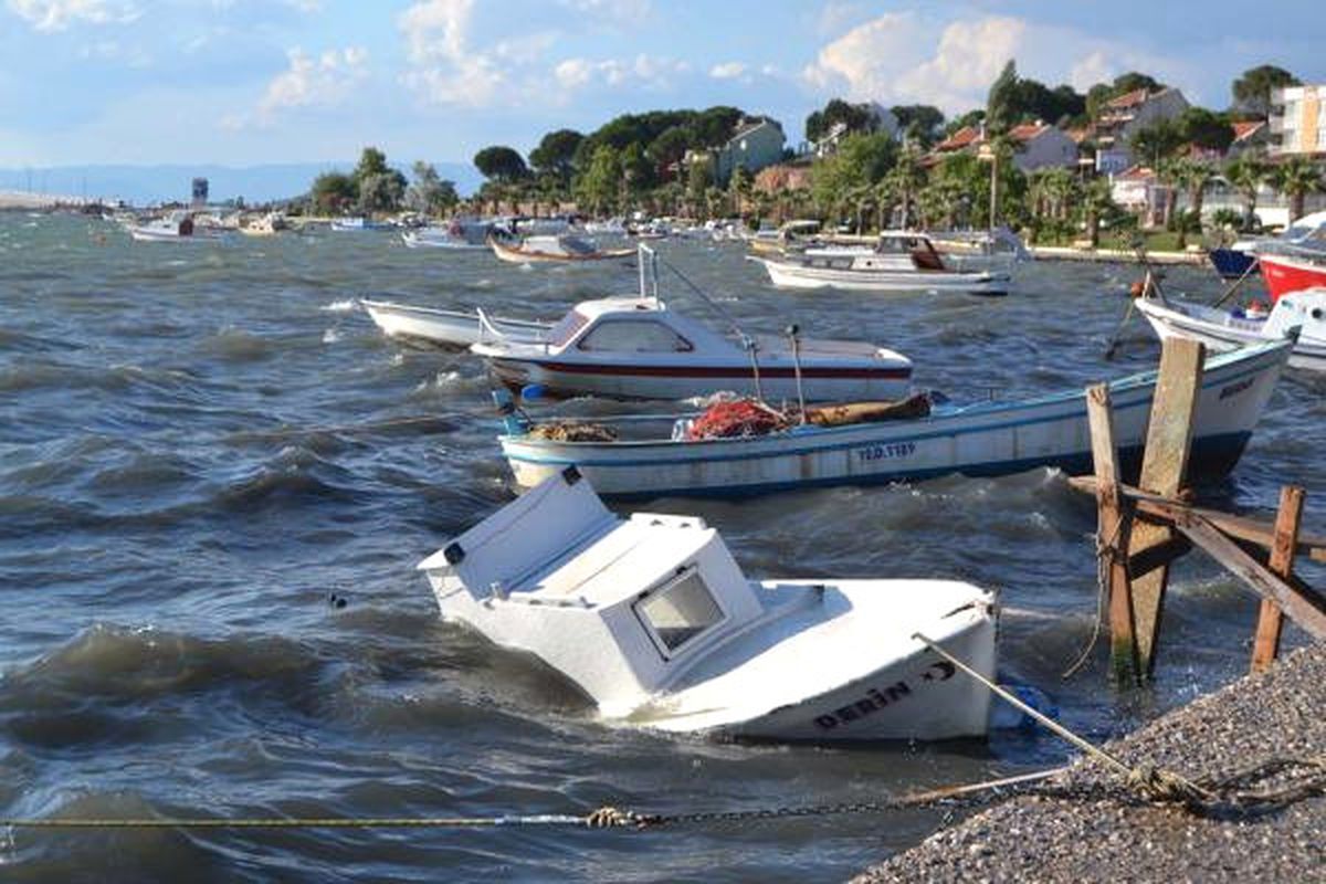 Balıkesir\'de Şiddetli Rüzgar, Hayatı Olumsuz Etkiledi