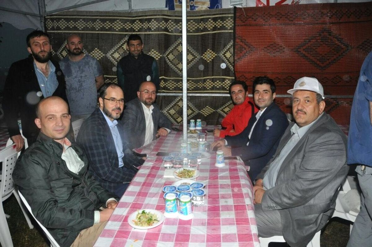 Başiskele\'de Yağmur Altında İftar