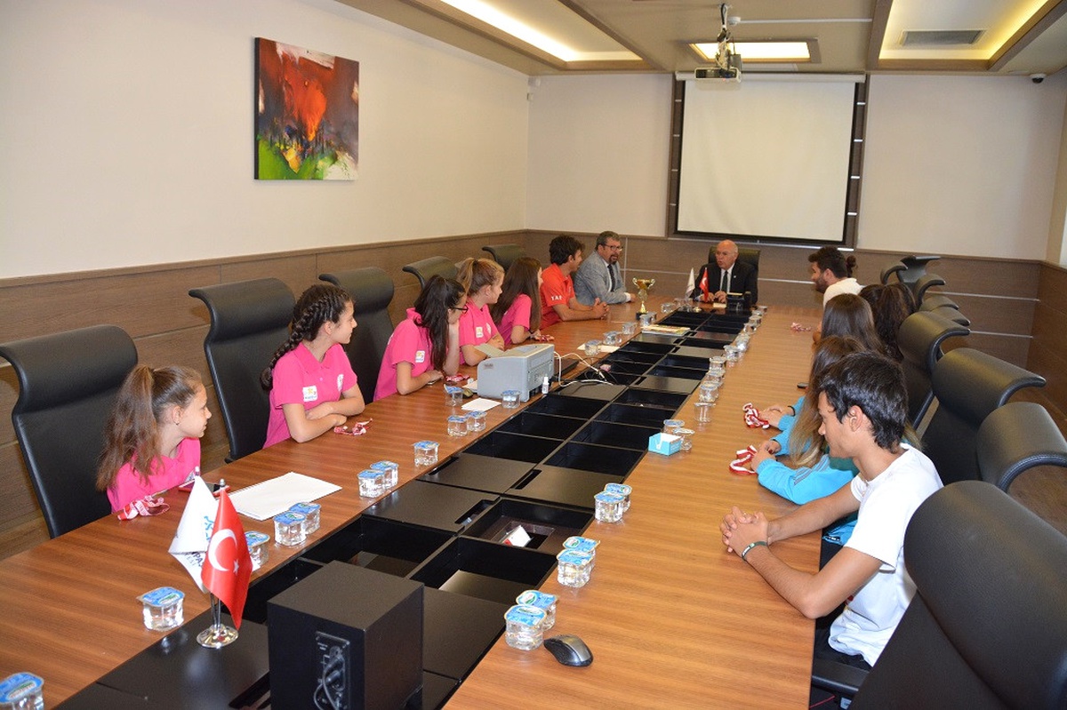 Başkan Eşkinat madalyalı genç sporcuları ağırladı