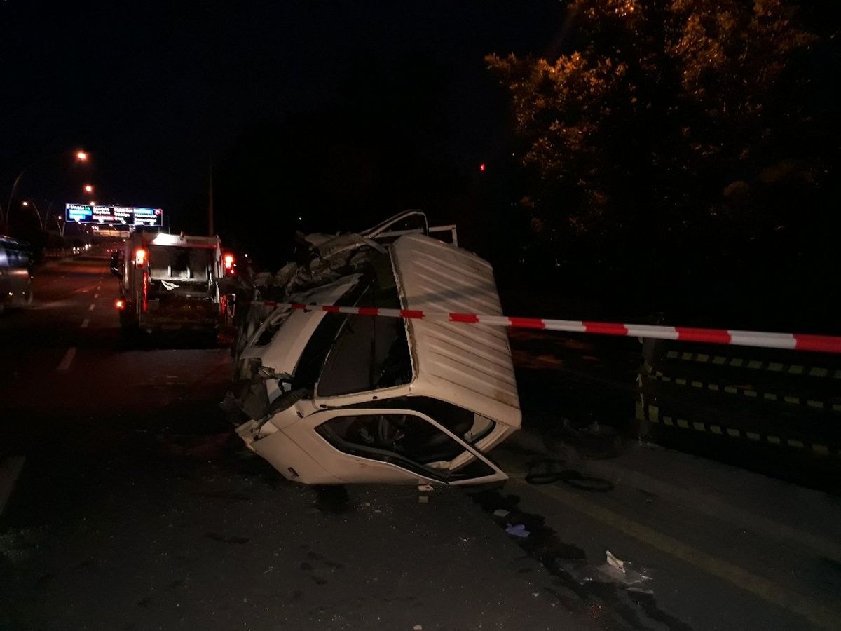 Başkent\'te Karpuz Yüklü Kamyonet Devrildi: 2 Yaralı