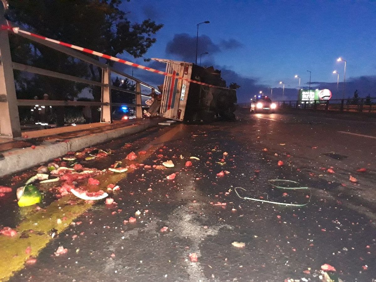 Başkentte Karpuz Yüklü Kamyonet Devrildi: 2 Yaralı