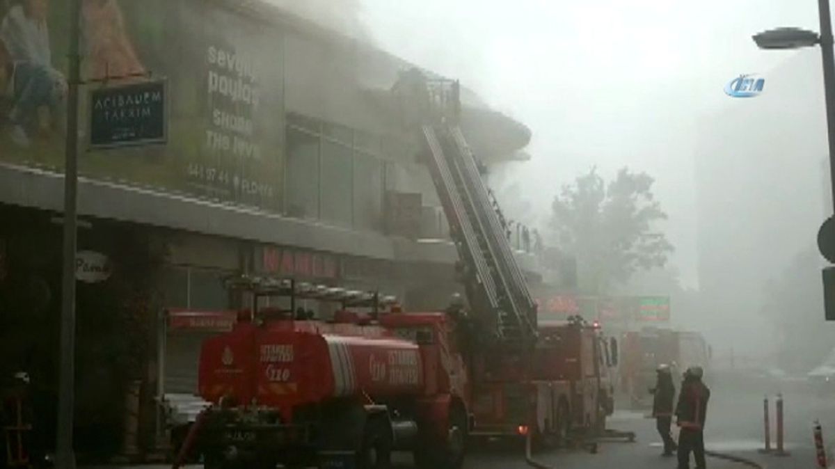 Beyoğlu\'nda Korkutan Yangın