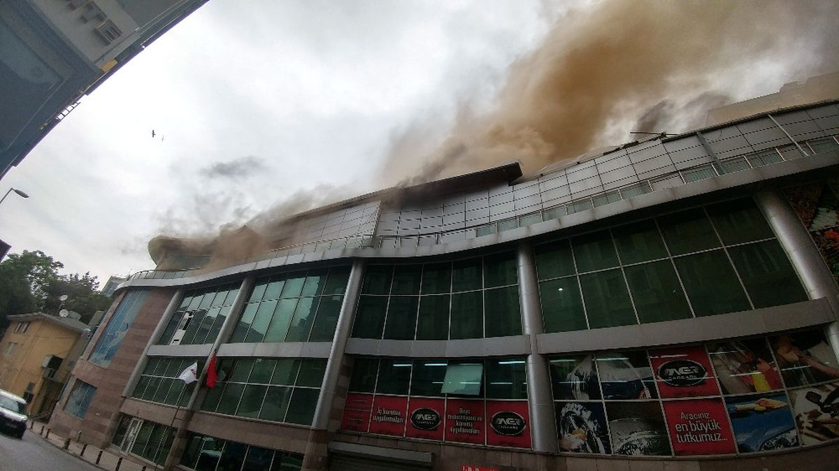 Beyoğlu\'nda Restoranda Yangın (Geniş Haber)