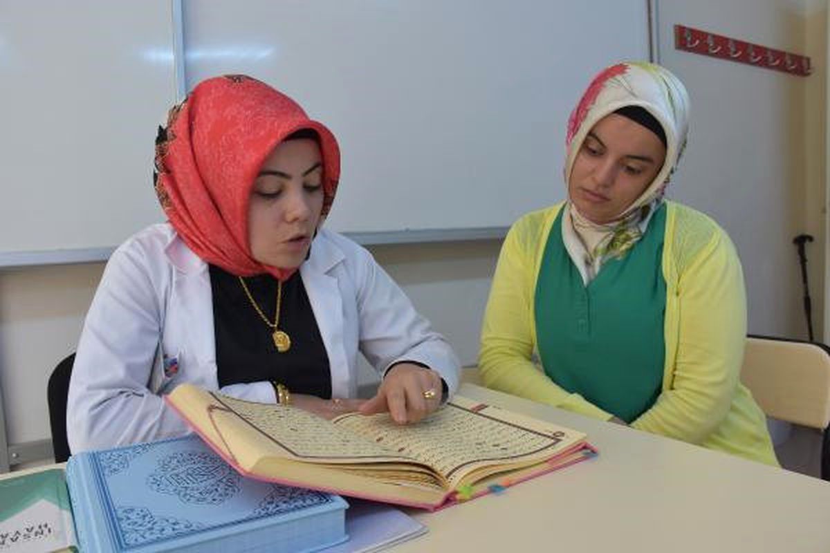 Engelli Öğrencisine Kuran Öğretmek İçin İşaret Dili Öğrendi