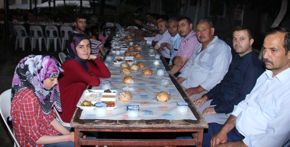 Erzin\'de, Yetimlere İftar Yemeği Verildi
