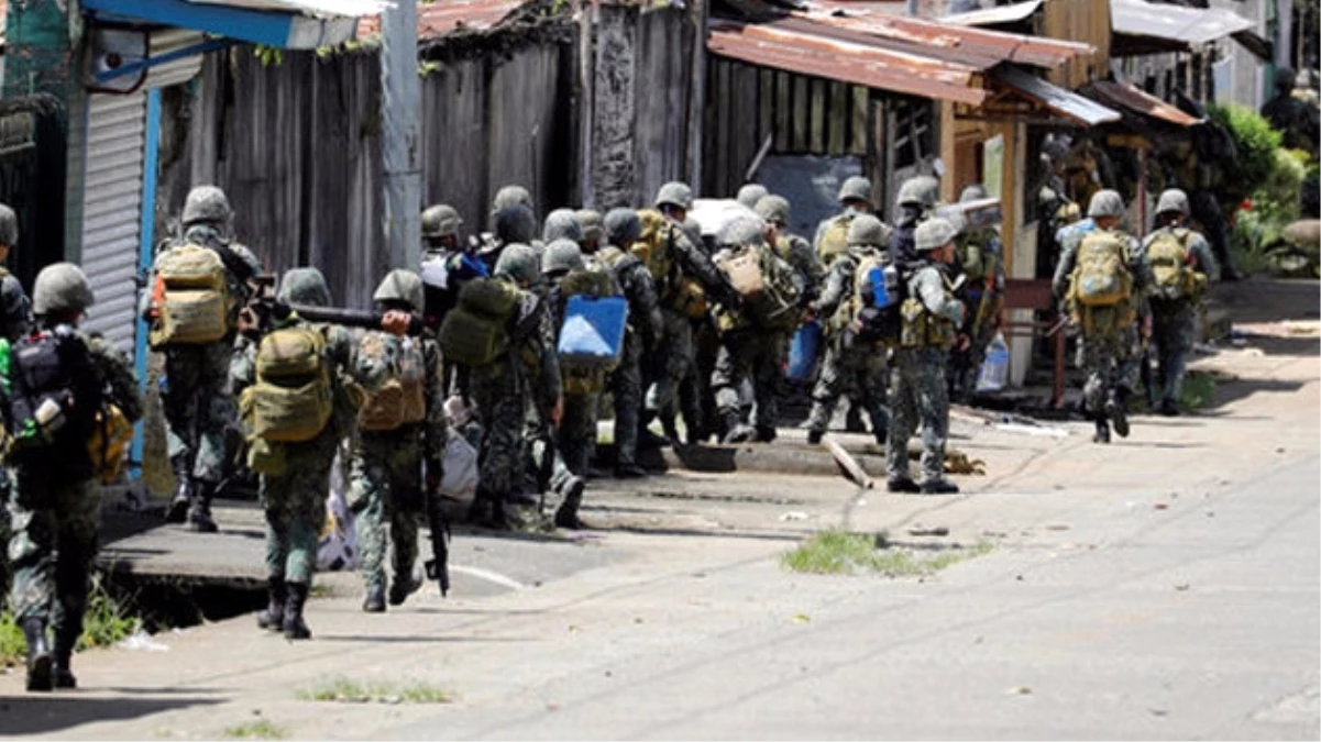 Filipinler\'de Kuşatma Altındaki Marawi\'de Çatışma