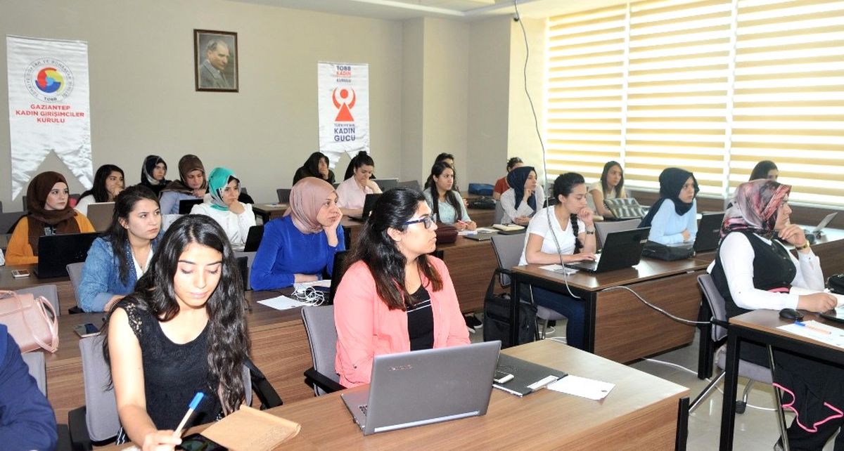 Geleceği Yazan Kadınlar Projesi" Eğitimleri Başladı