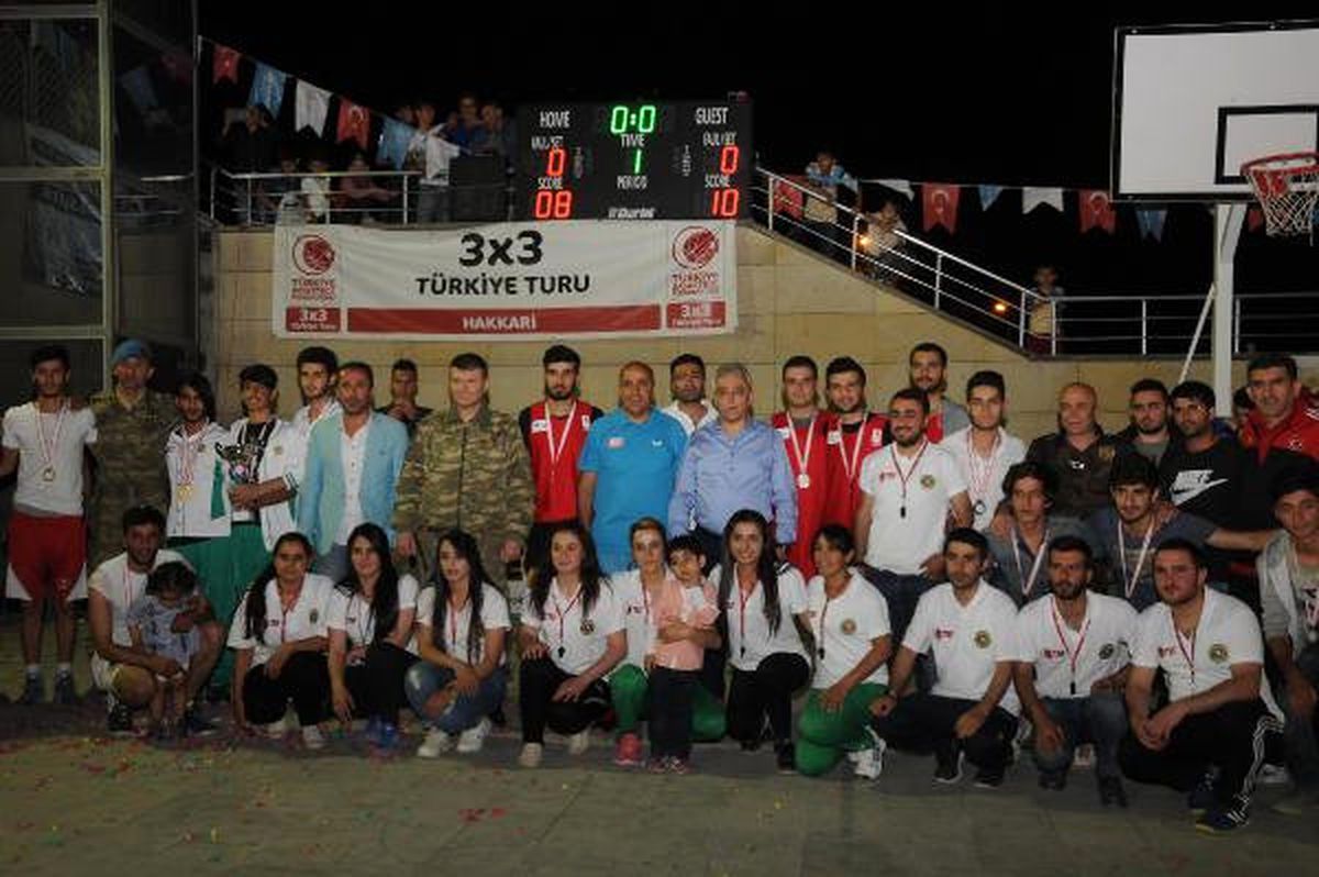 Hakkari\'de Sokak Basketboluna Yoğun İlgi