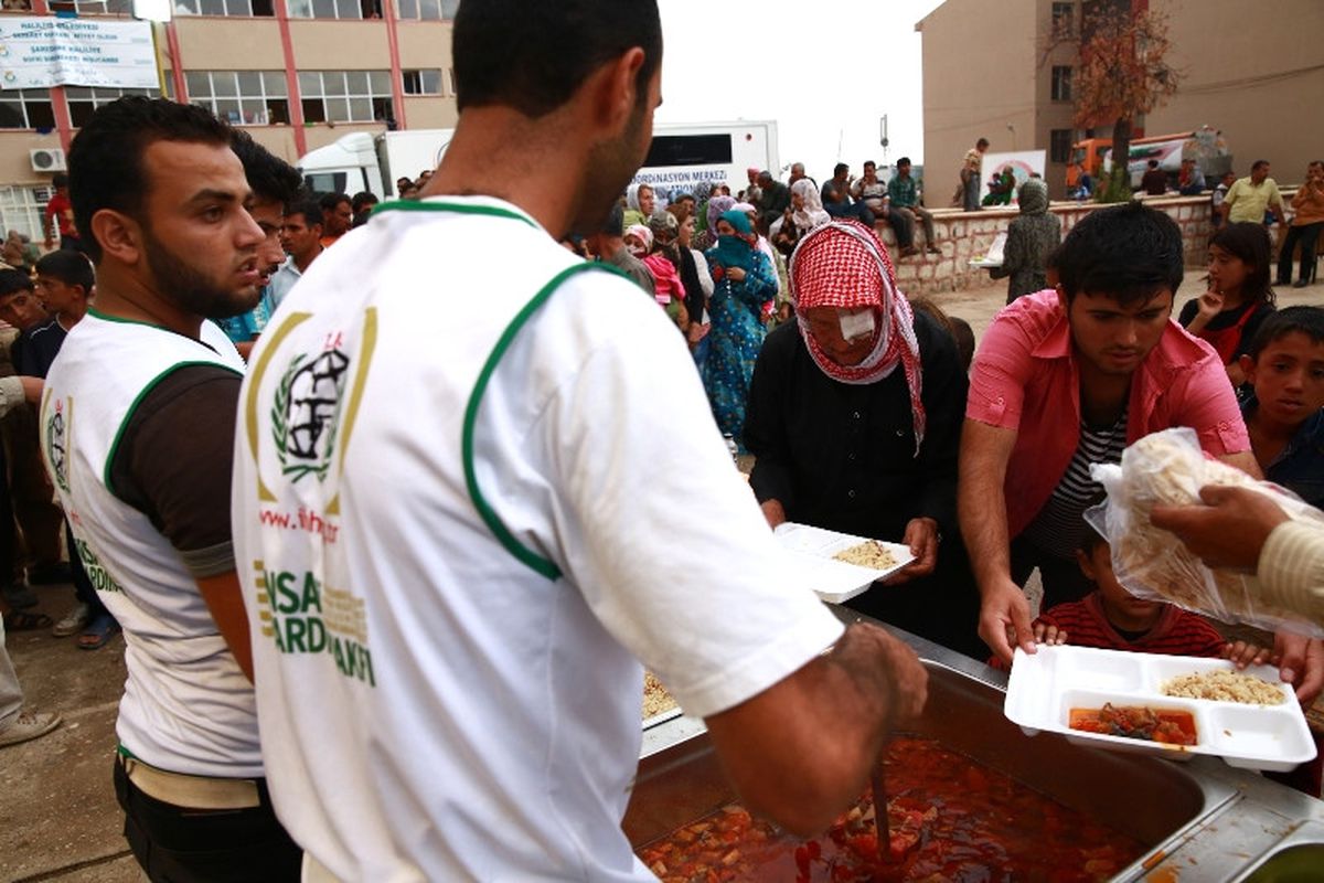 İhh\'dan Suriyeli Yetimlere Sıcak Yemek