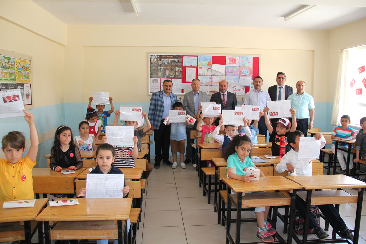 İlçe Protokolü Karne Gününde Öğrencilerle
