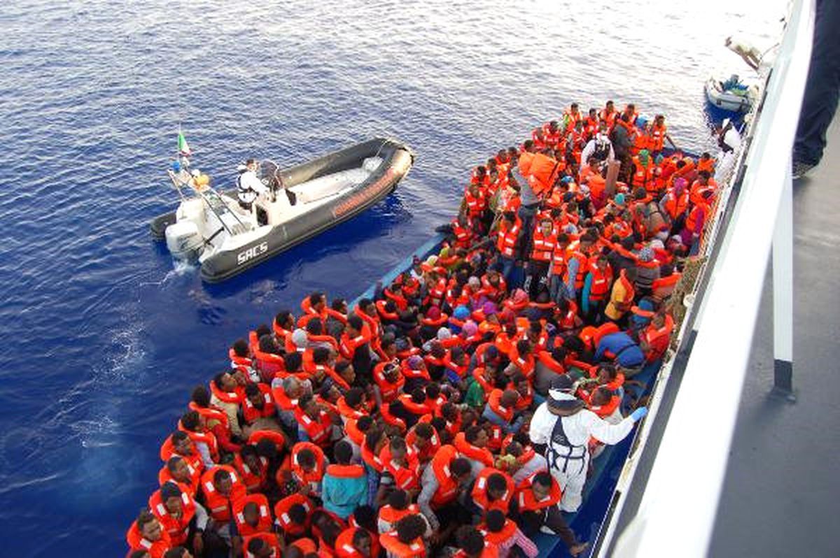 İtalya, Binlerce Göçmeni Akdeniz\'in "Kara Deliği"Nden Kurtarıyor