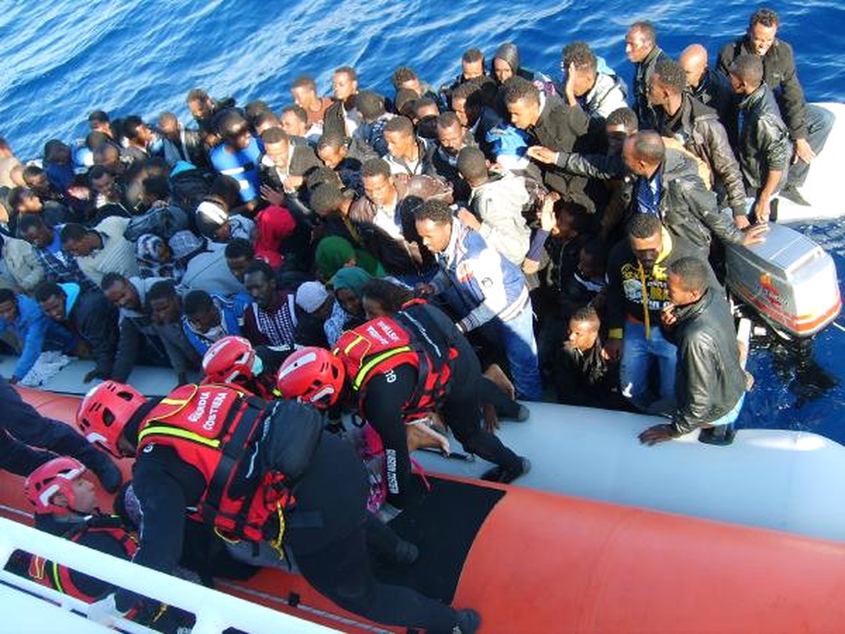 İtalya, Binlerce Göçmeni Akdeniz\'in "Kara Deliği"Nden Kurtarıyor