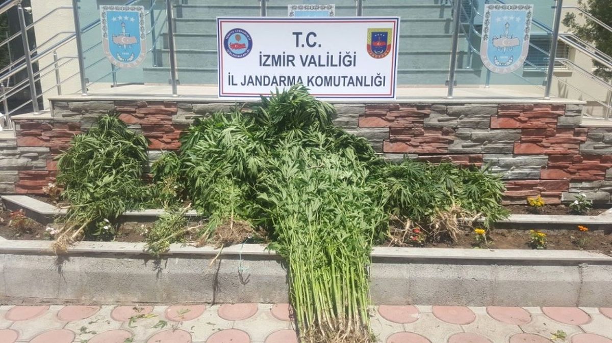 İzmir\'de Uyuşturucu Operasyonu: 5 Gözaltı