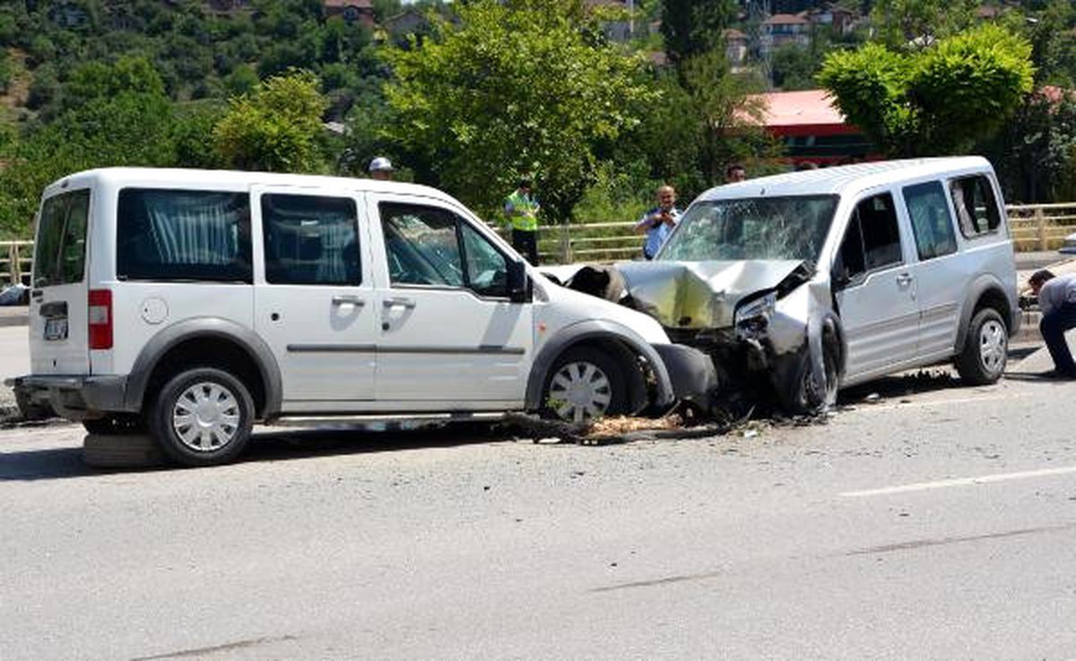 Karabük\'te İki Hafif Ticari Araç Çarpıştı: 4 Yaralı