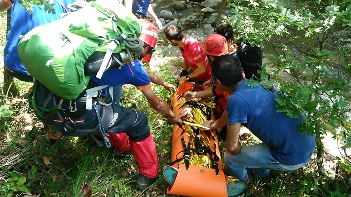 Kayalıklardan Düştü, İmdadına Afad ve Umke Yetişti