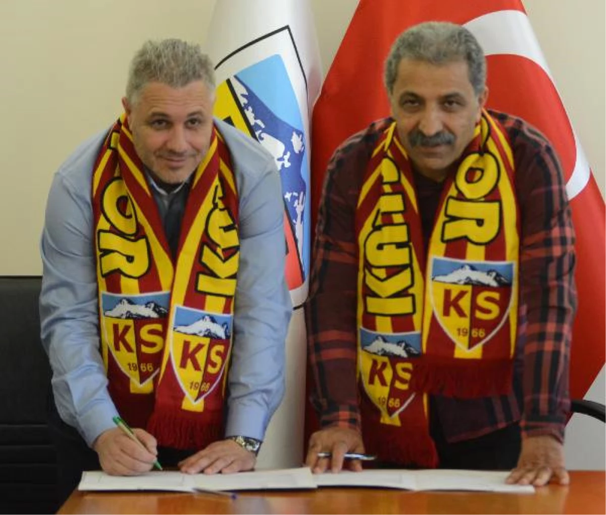 Kayserispor\'un Yeni Teknik Direktörü Sumudica İçin İmza Töreni