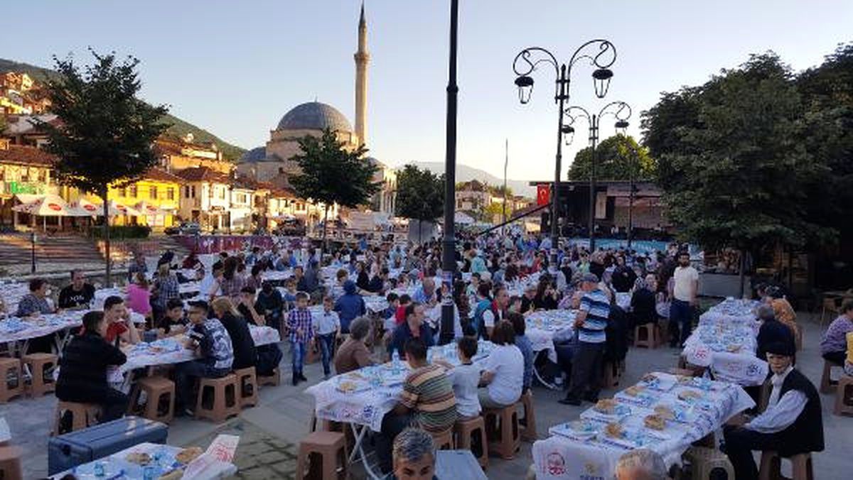 Kosova\'da Bayrampaşa Belediyesi İftar Sofrası Tartışması