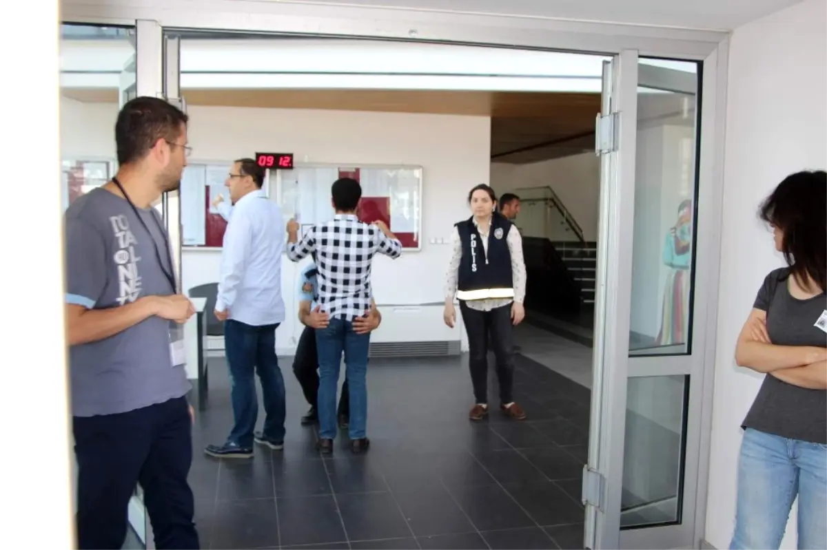 Lys\'de Öğrenciler İçeride Ter Döktü, Aileleri Dışarıda Dua Etti