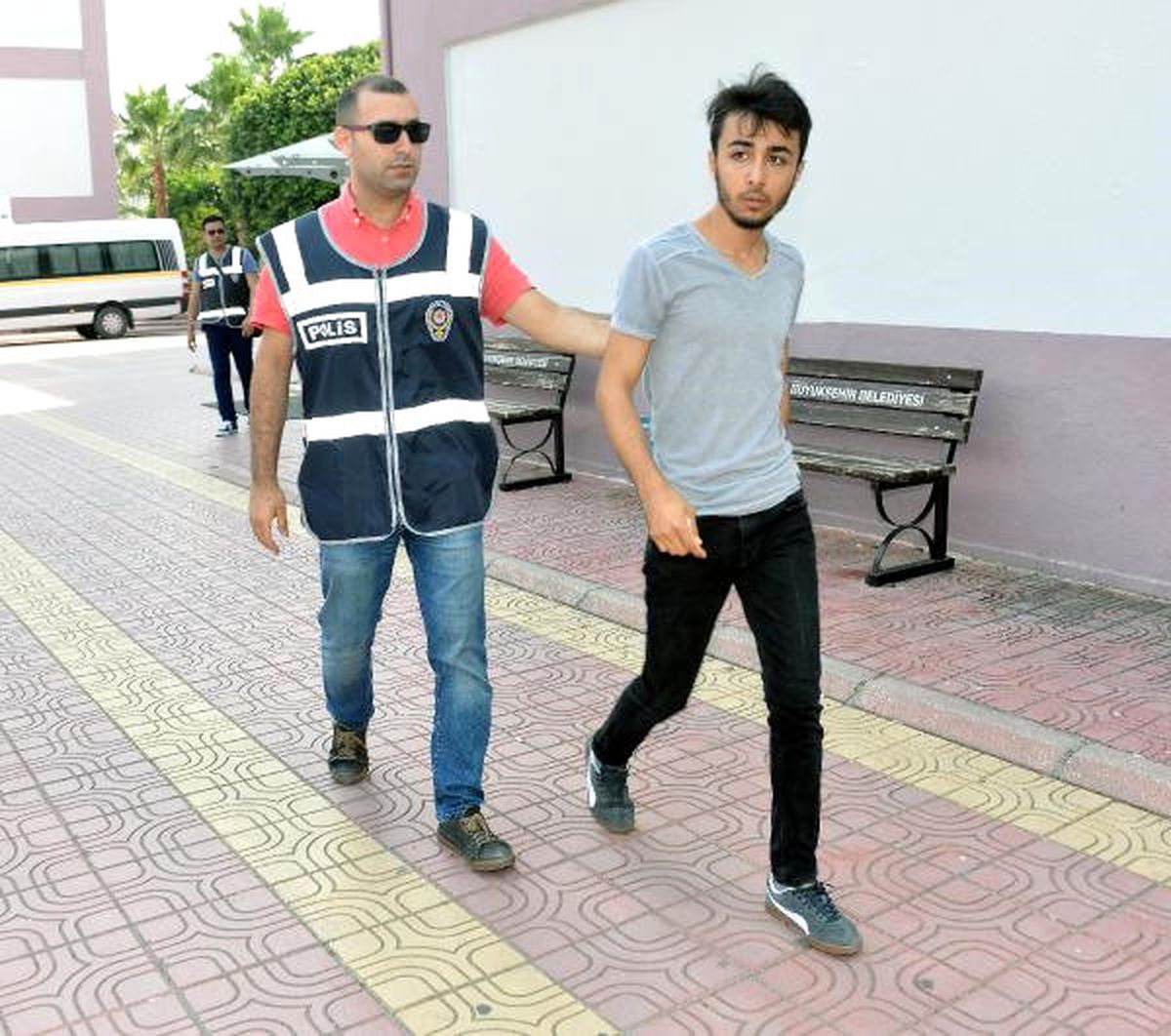 Lys\'ye Yine Geç Kaldılar