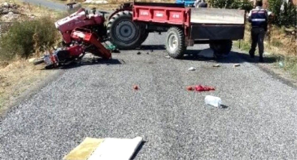 Manisa\'da Motosiklet ile Traktör Çarpıştı: 1 Ölü, 1 Yaralı