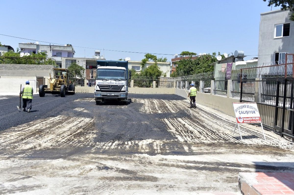 Mersin\'de Okul Bahçeleri Asfaltlanıyor