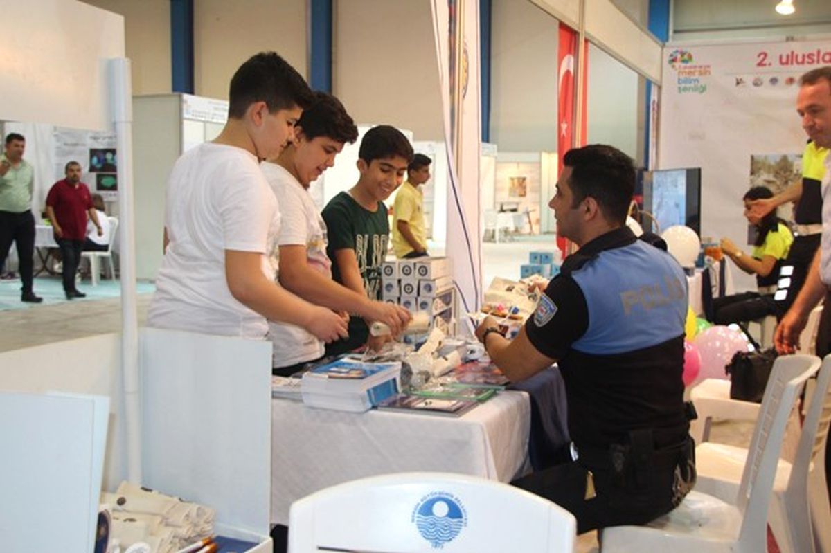 Mersin Polisi, Bilim Şenliği\'nde 6 Bin 500 Broşür Dağıttı
