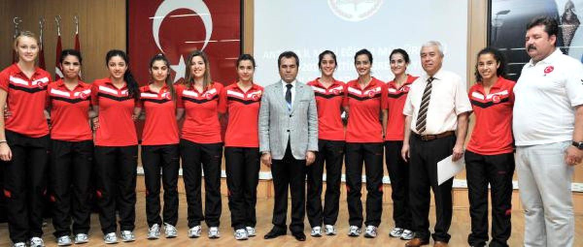Okul Müdürüne Çeyrek Altın Suçlaması