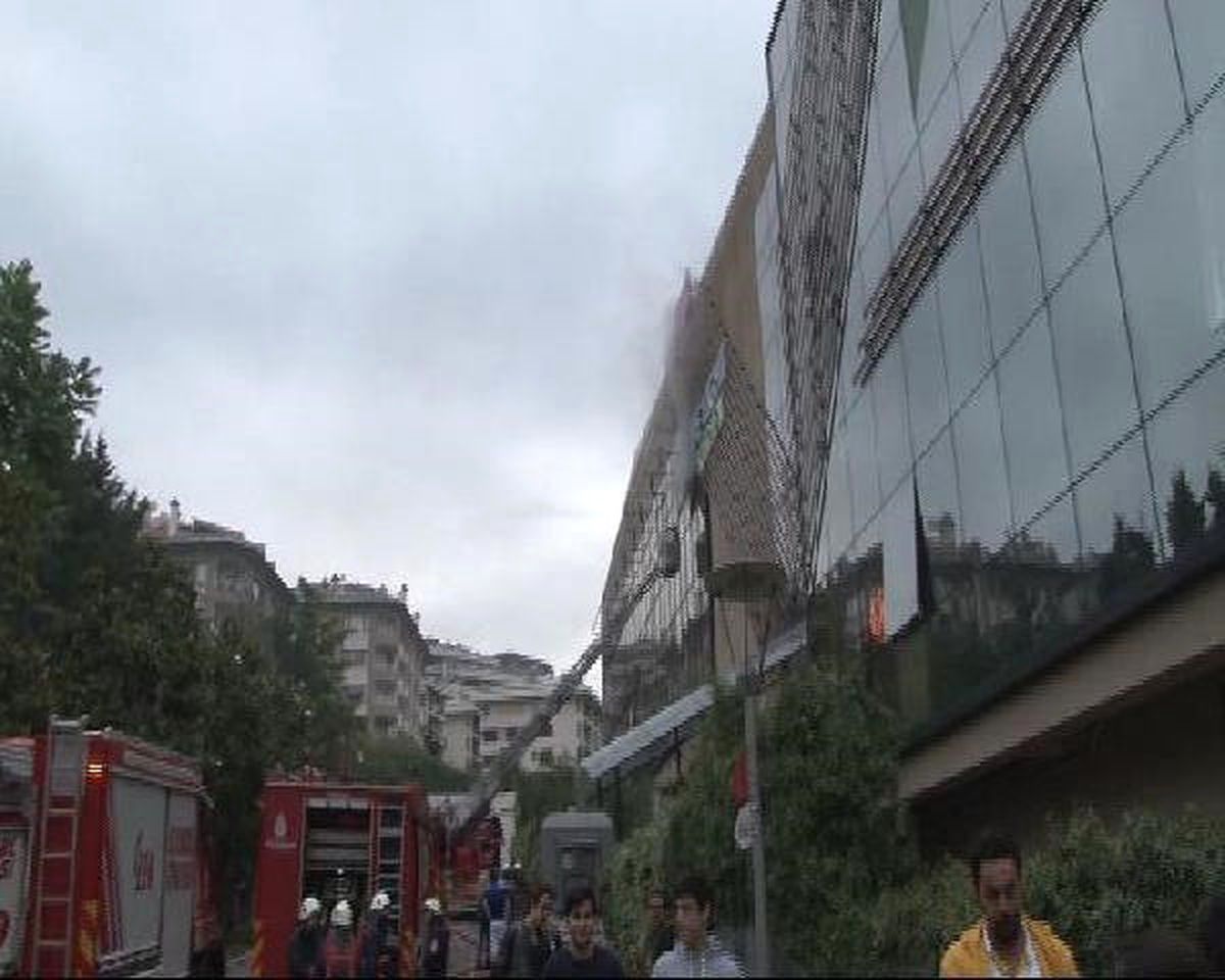 Ortaköy\'de Avm\'de Yangın Alarmı