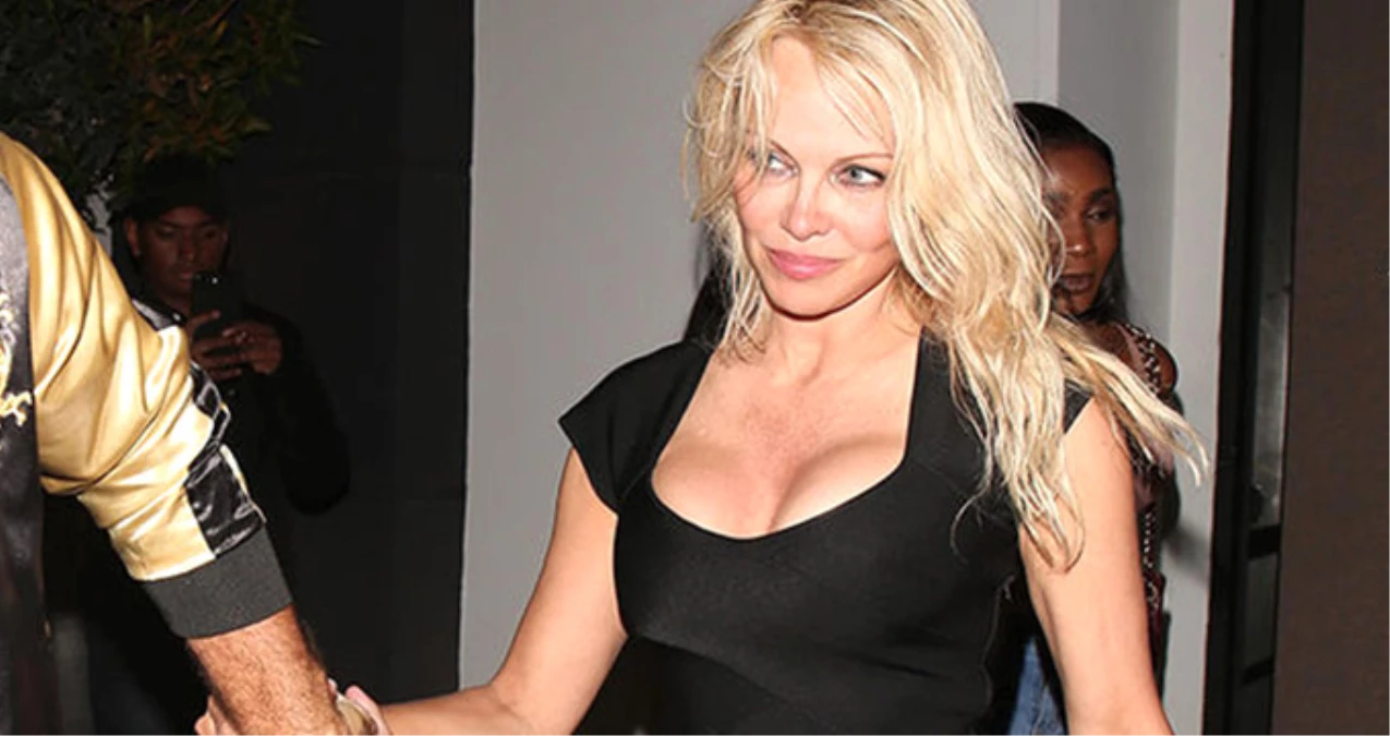 Pamela Anderson\'un Göğüsleri Giydiği Kıyafetten Taştı