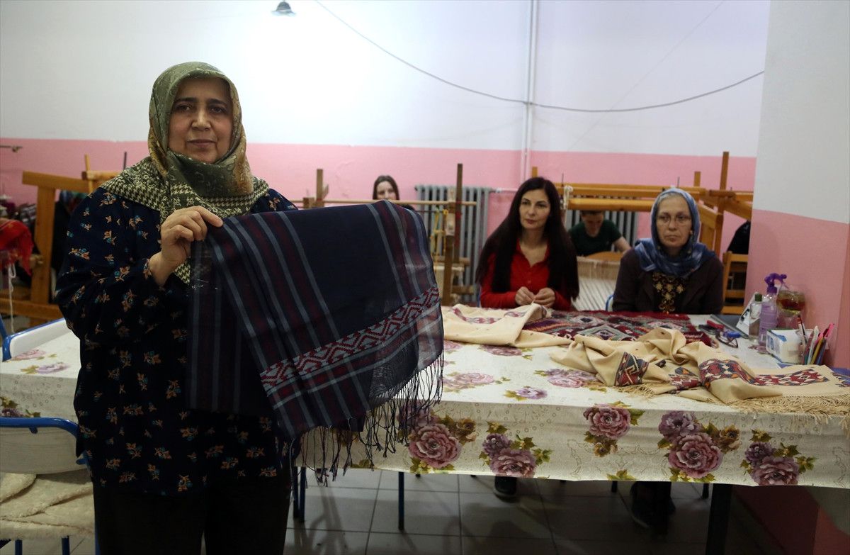 Peşkir Dokumayı Annesinden Öğrendiği Şekliyle Yaşatıyor