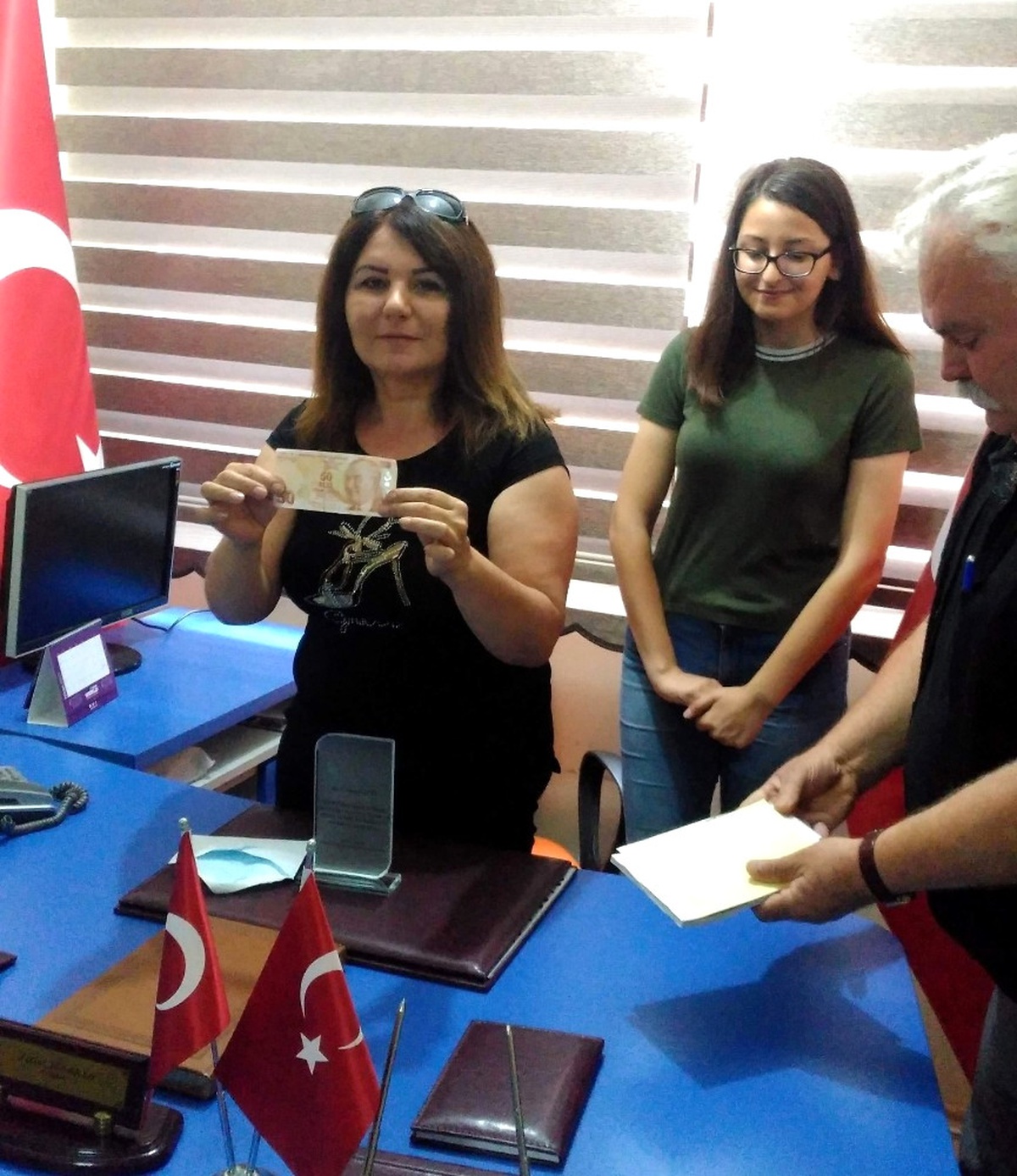 Polis Kızı Kazandığı Ödülü Şehit Ailelerine Bağışladı